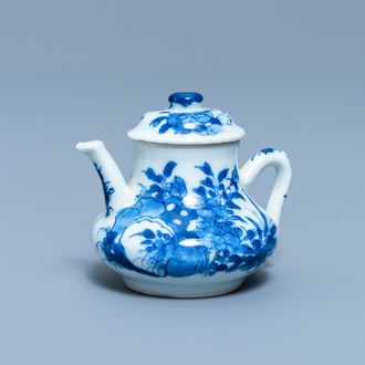 Une théière miniature en porcelaine de Chine en bleu et blanc, marque de Chenghua, Kangxi