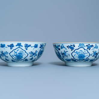 Une paire de bols en porcelaine de Chine bleu et blanc, Qianlong