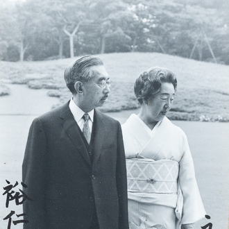 Een gesigneerde zwart-witfoto van de Japanse keizer Hirohito en keizerin Nagako, jaren '70