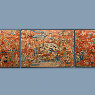 Trois panneaux de broderie de soie chinoise à décor d'une audience impériale, 19ème