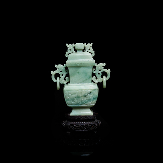 Een Chinese jade dekselvaas, Qing