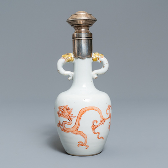 Un vase en porcelaine de Chine à monture en argent à décor d'un dragon et d'un phénix en rouge de fer, Kangxi