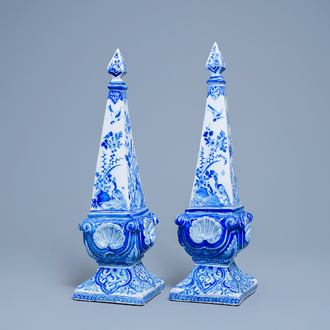 Une pair de grands obélisques en faïence de Delft en bleu et blanc, 18ème
