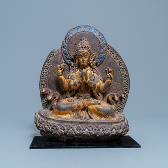 Une figure d'Avalokiteshvara en bois laqué d'or et polychromé, Mongolie, 17/18ème