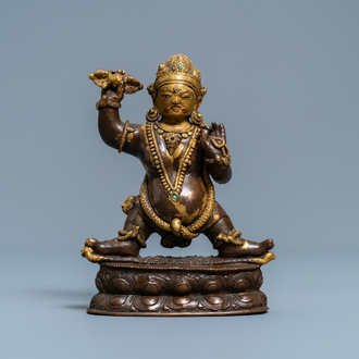 Een Sino-Tibetaanse verguld bronzen figuur van Vajrapani, 17/18e eeuw