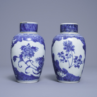 A pair of Chinese blue and white vases and covers with floral design, Hatcher cargo shipwreck, Transitional period