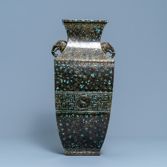 Un vase en porcelaine de Chine imitant le bronze, marque de Qianlong, République