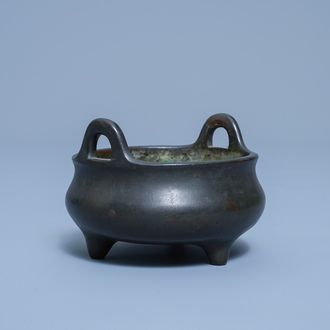 Een Chinese bronzen driepotige wierookbrander, Xuande merk, 17/18e eeuw