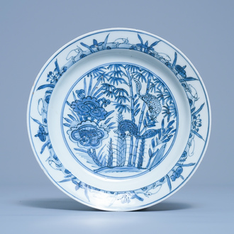 Une assiette en porcelaine de Chine en bleu et blanc à décor de deux écureuils et une grenouille, Wanli