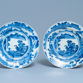 Une paire de plats en porcelaine d'Arita en bleu et blanc, Japon, Edo, 17/18ème