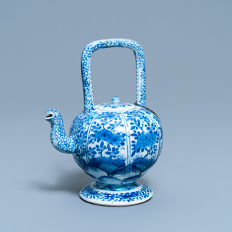 Een Chinese blauw-witte theepot met deksel, Kangxi