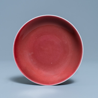 Une assiette en porcelaine de Chine rouge de cuivre monochrome, marque et époque de Qianlong