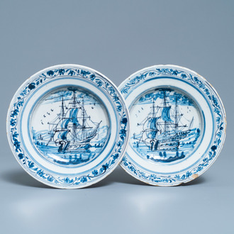 Een paar blauw-witte Delftse borden met driemasters, 18e eeuw