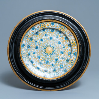 Een polychrome Italiaanse majolica schotel met lusterglazuur, Deruta, 2e helft 16e eeuw