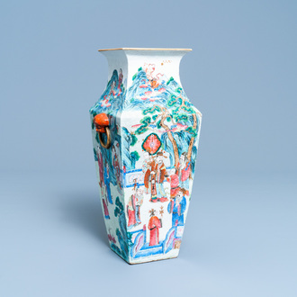 Un vase de forme carrée en porcelaine de Chine famille rose, 19ème