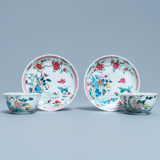 Une paire de tasses et soucoupes en porcelaine de Chine famille rose à décor d'un paysage montagneux, Yongzheng