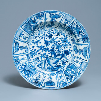 Un très grand plat en porcelaine de Chine en bleu et blanc de type kraak à décor de phénix, Wanli