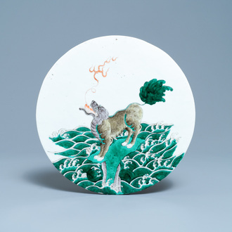 Een ronde Chinese famille verte plaquette met een kylin, 19e eeuw