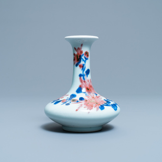 Un petit vase de forme bouteille en porcelaine de Chine en bleu, blanc et rouge de cuivre, République