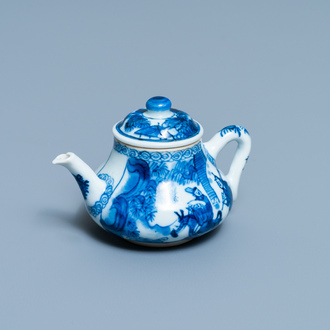 Een kleine Chinese blauw-witte theepot met deksel, Kangxi