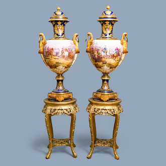 Une paire de très grands vases en porcelaine dans le style de Sèvres aux montures en bronze doré, signés Desprez, France, 19ème