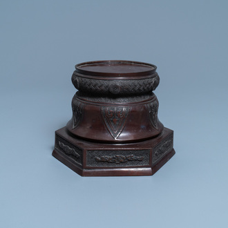 Un grand socle pour un vase en bronze laqué, Japon, Meiji, 19ème