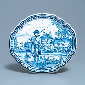 Een blauw-witte Delftse plaquette met een jager, 18e eeuw