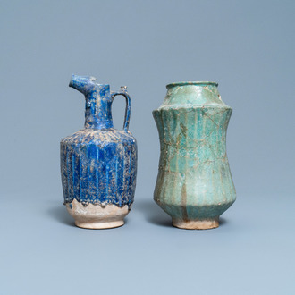 Une verseuse en céramique islamique bleu monochrome et un albarello en turquoise, Iran ou Syrie, 12/13ème