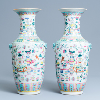 Une paire de vases en porcelaine de Chine famille rose à décor d'antiquités, 19ème