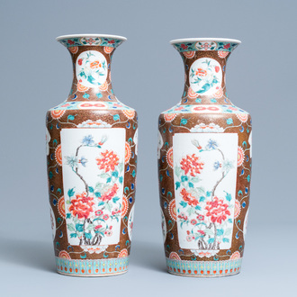 Une paire de vases de forme rouleau en porcelaine de Chine famille rose, 19ème