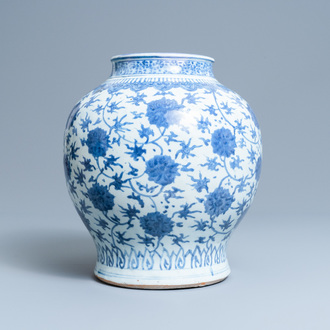 Un vase en porcelaine de Chine en bleu et blanc à décor de rinceaux de lotus, Wanli
