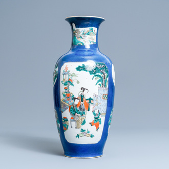 Un vase en porcelaine de Chine famille verte sur fond bleu poudré, 19ème