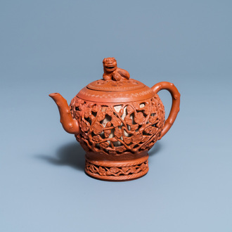 Een Chinese opengewerkte Yixing steengoed theepot met deksel, Kangxi