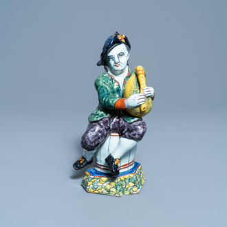 Een polychrome Delftse figuur van een doedelzakspeler, 18e eeuw