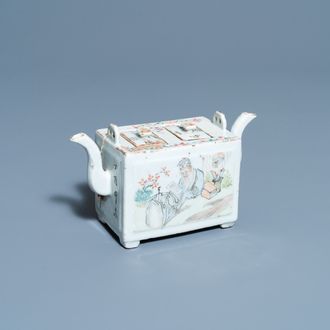 Une théière à deux couvercles en porcelaine de Chine qianjiang cai, 19/20ème