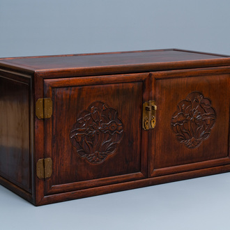 Une armoire à déux portes en bois de hongmu, Chine, République