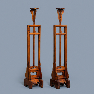 Une paire de supports de lanternes en bois sculpté, Chine, 19ème