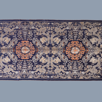 Een groot Chinees rechthoekig zijden 'kesi' borduurwerk, 18/19e eeuw
