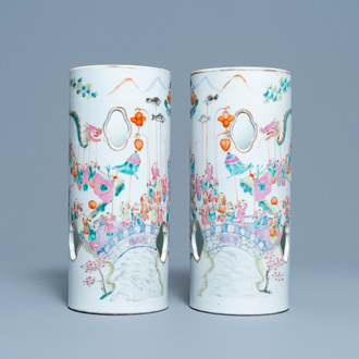 Une paire de porte-chapeaux en porcelaine de Chine famille rose à décor des '100 garçons', marque de Qianlong, 19ème