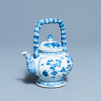 Une théière couverte en porcelaine de Chine en bleu et blanc, Kangxi