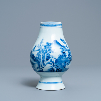 Un vase en porcelaine de Chine en bleu et blanc, marque et époque de Yongzheng