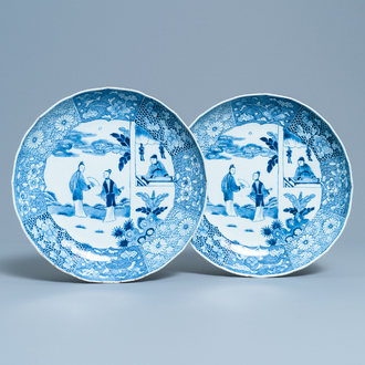 Een paar Chinese blauw-witte 'Romance of the Western Chamber' schotels, Qianlong