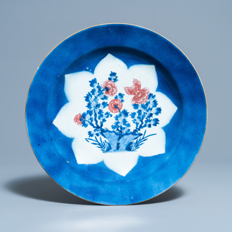 Un plat en porcelaine de Chine en bleu, blanc et rouge de cuivre sur fond bleu poudré, Kangxi