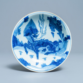 Une assiette en porcelaine de Chine en bleu et blanc à décor d'un qilin, Shunzhi