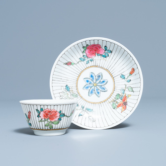 Une tasse et soucoupe en porcelaine de Chine famille rose à décor floral, Yongzheng