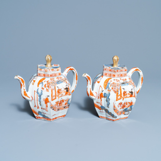 Une paire de grandes théières couvertes en porcelaine de Chine de style Imari, Kangxi