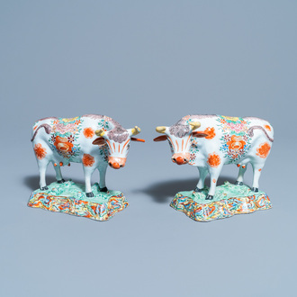 Une paire de modèles de vaches en faïence de Delft petit feu et doré, 1ère moitié du 18ème