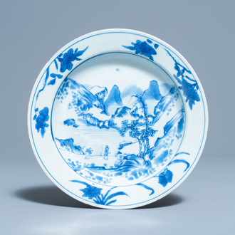 Une assiette en porcelaine de Chine en bleu et blanc de style 'Master of the Rocks', Kangxi