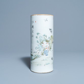 Un porte-chapeau en porcelaine de Chine qianjiang cai, 19/20ème