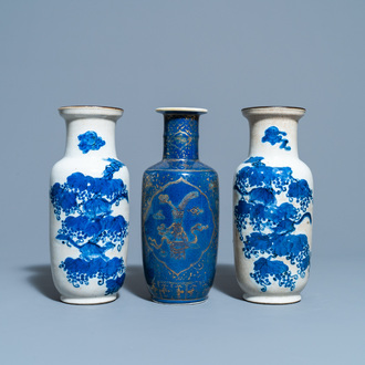 Une paire de vases de forme rouleau en porcelaine de Chine à fond craquelé et un à fond bleu poudré, 19ème